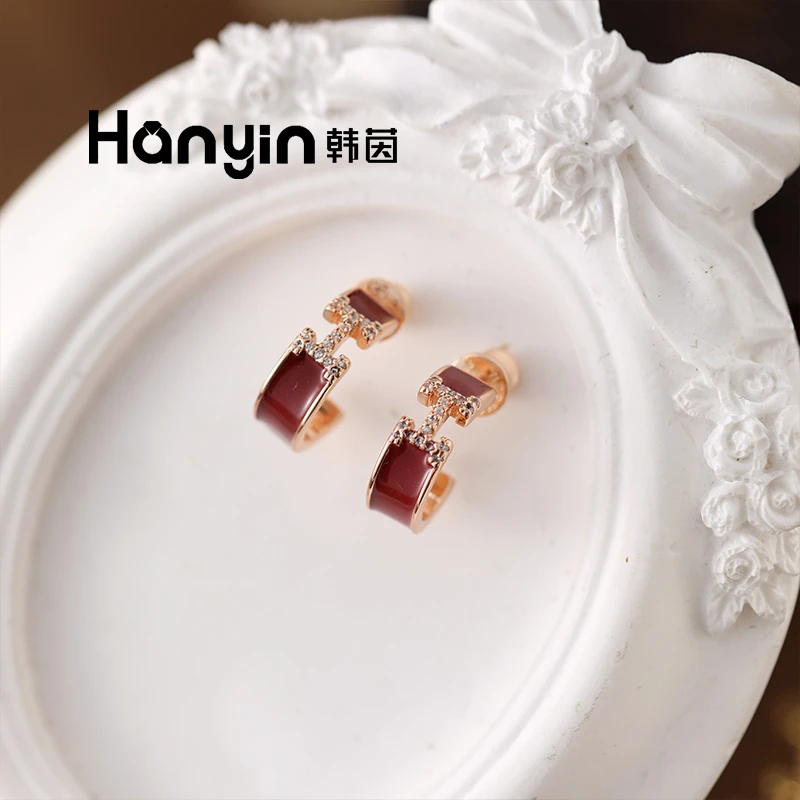 铜合金合成锆石耳饰 925银针轻奢光面微镶红色H字母C形耳钉AAA