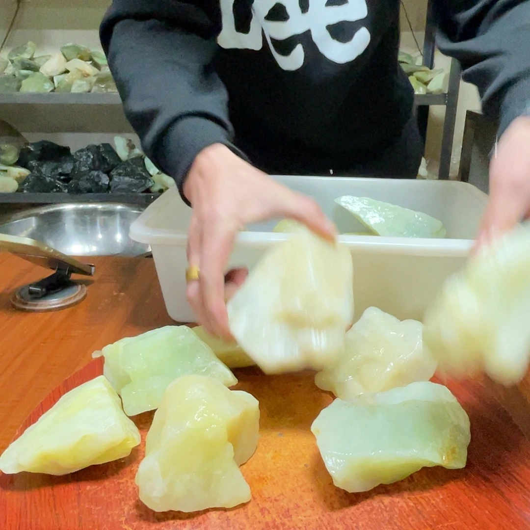 蛇纹石玉未镶嵌原石随机一袋有裂痕到手3斤半到4斤左右