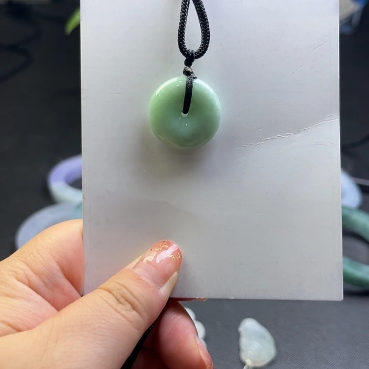 翡翠未镶嵌颈饰平安扣