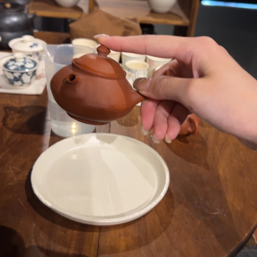 瓷片陶瓷。         陶瓷。