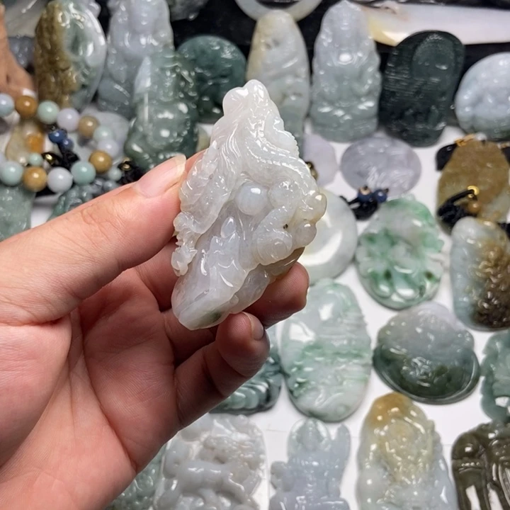 翡翠未镶嵌颈饰龙86