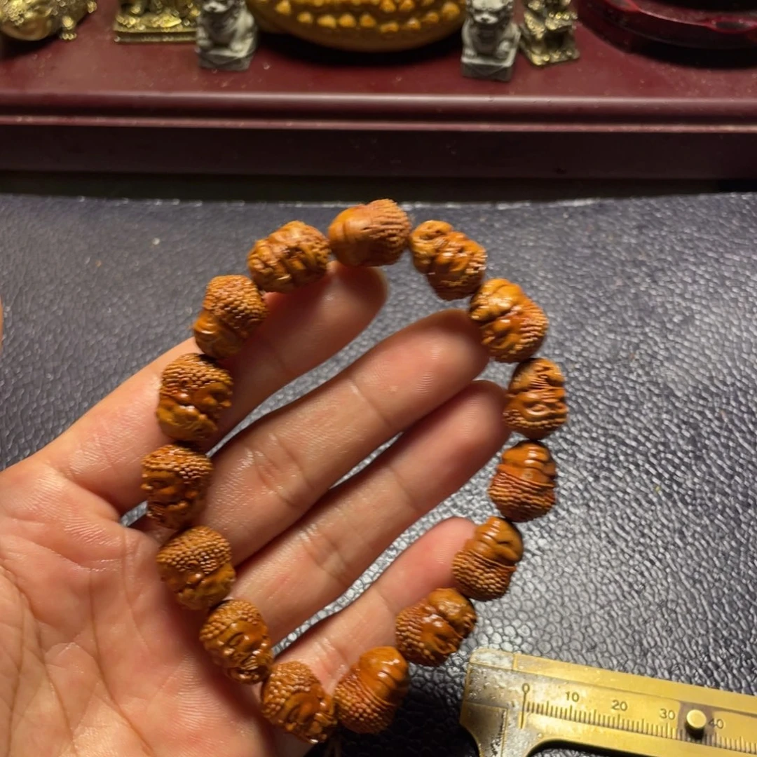 龙纹桃核雕刻瑕疵宝宝佛