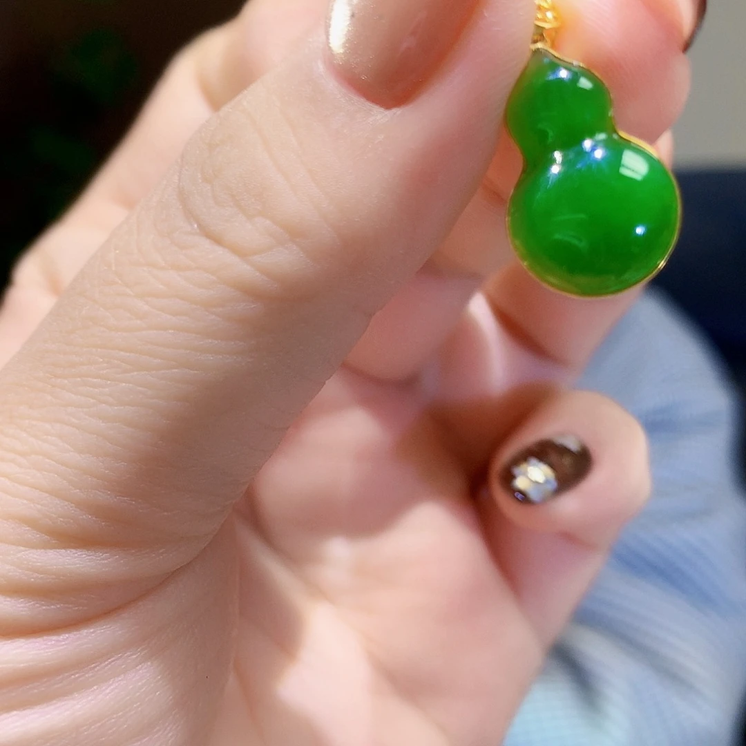 颈饰18K金镶嵌和田玉（碧玉）