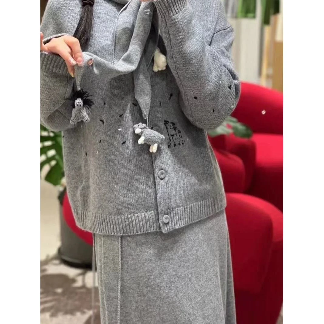 『朱小姐』针织羊毛手工刺绣玩偶开衫 不退不换  F375