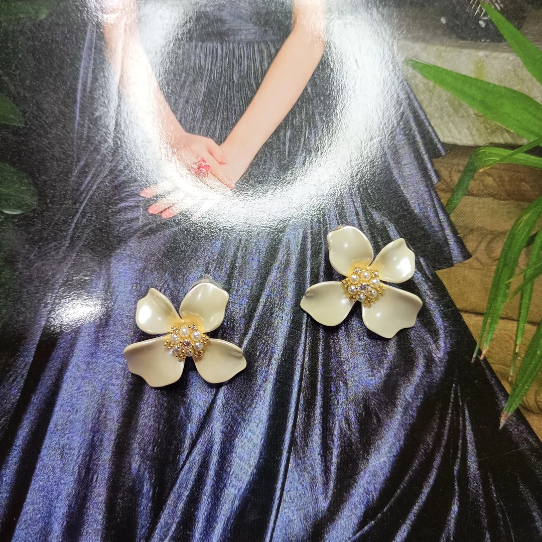 铜合金耳饰 原创设计气质时尚复古白色花朵珍珠小众耳钉485