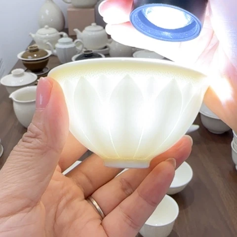微瑕釉厚莲瓣鸡心杯