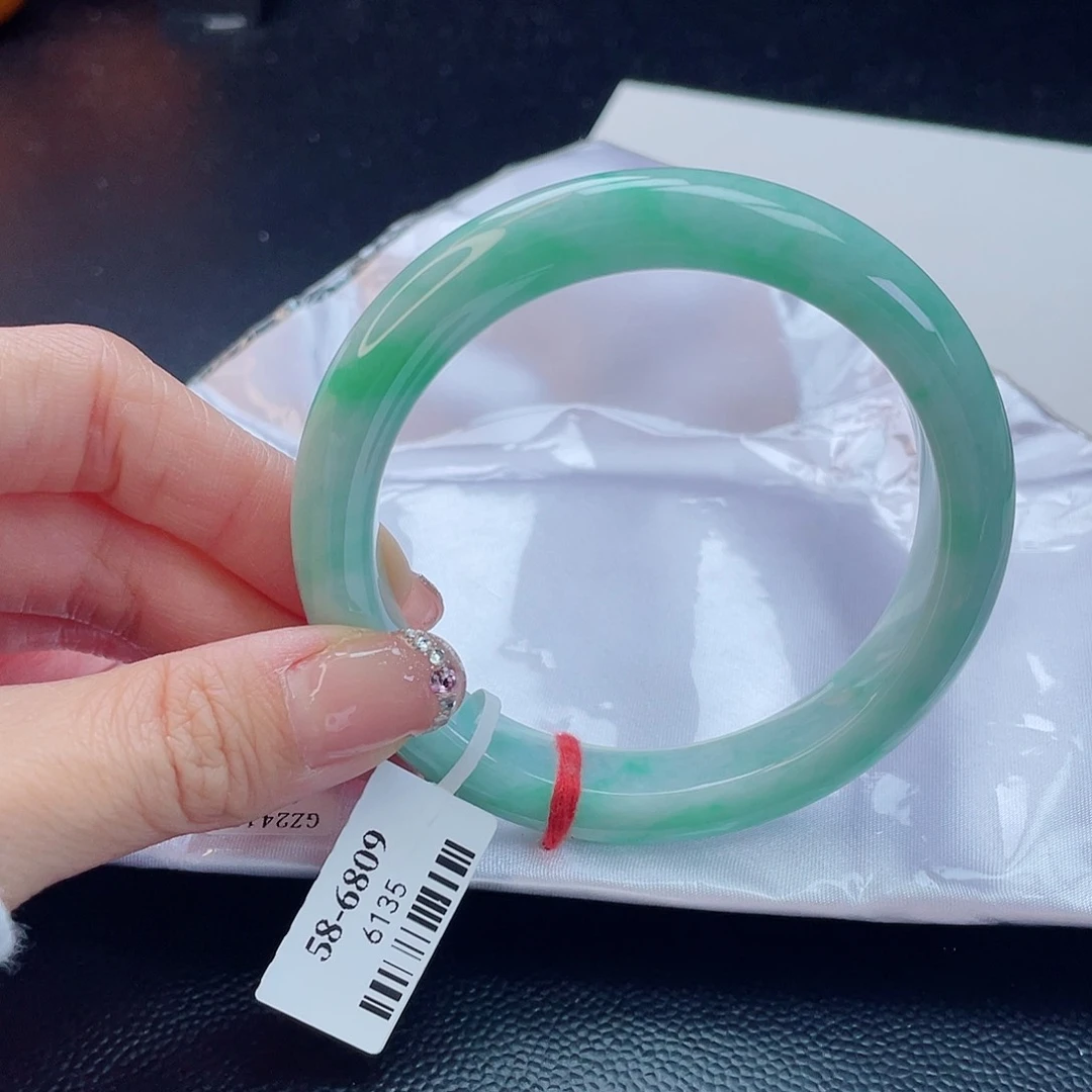 翡翠手镯未镶嵌翡翠