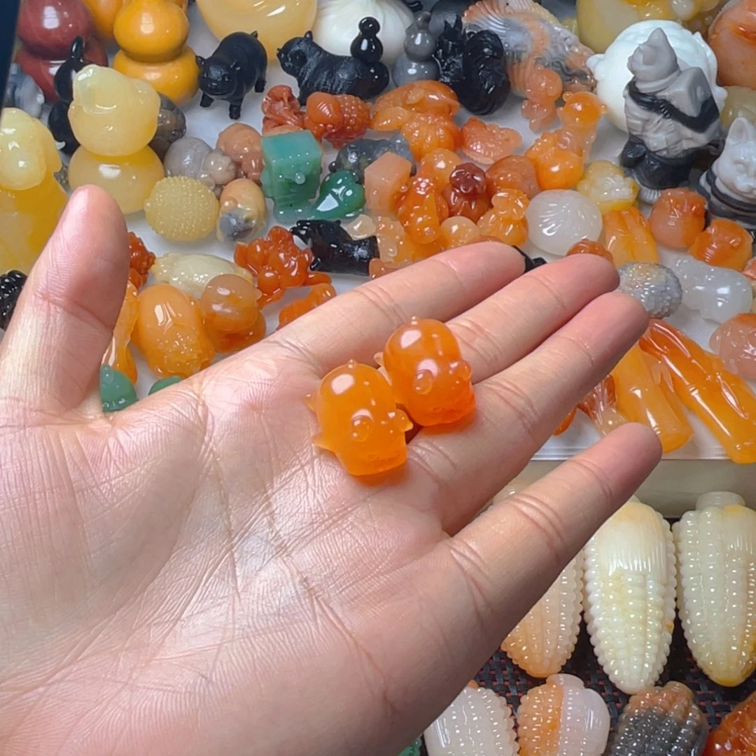 琬***儿石英质玉（金丝玉）未镶嵌颈饰