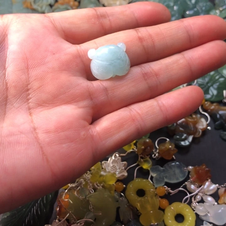 骑***姐蛇纹石玉未镶嵌耳坠