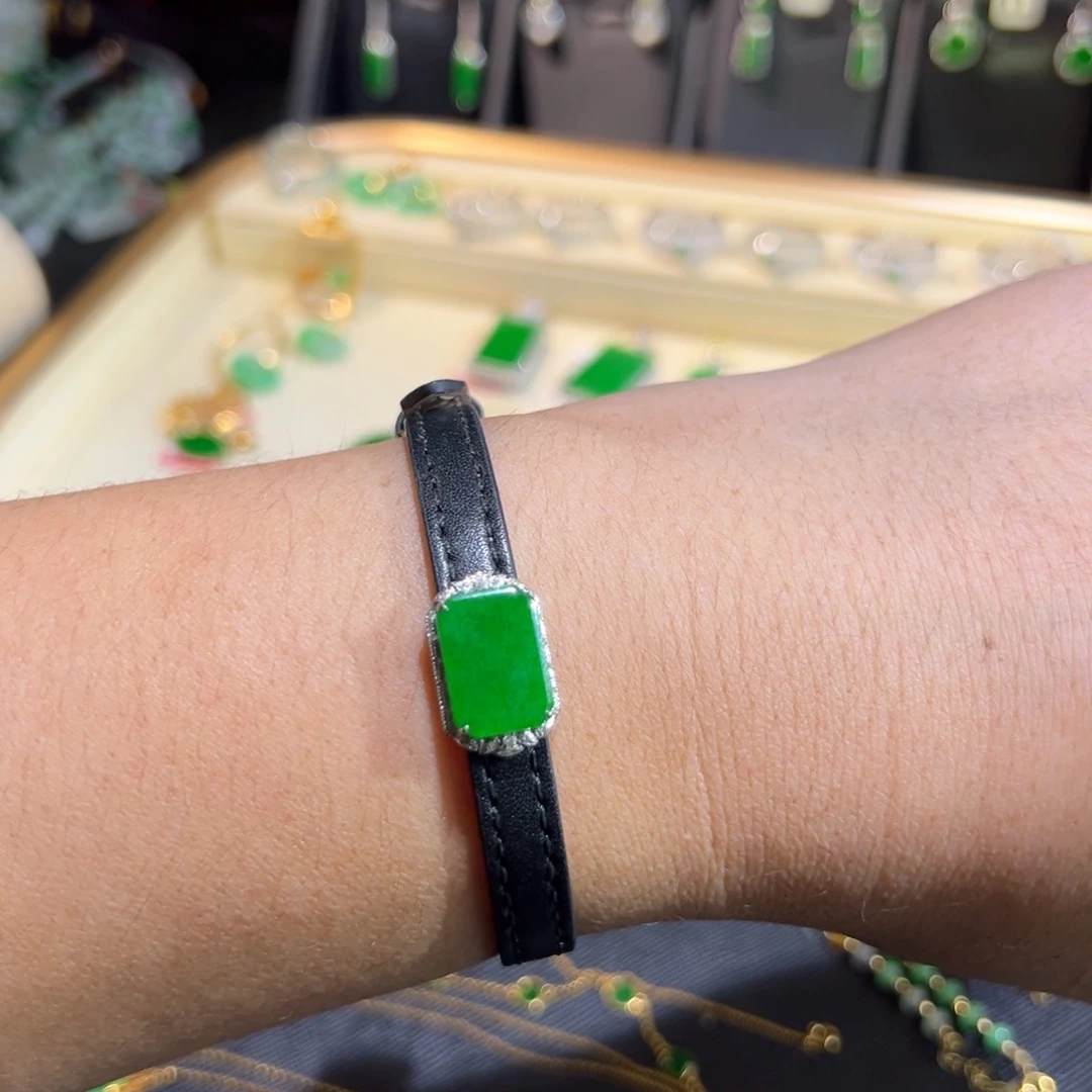 翡翠18K金镶嵌颈饰表款