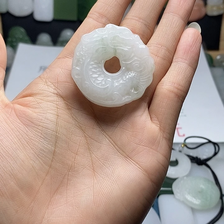 石英质玉（金丝玉）未镶嵌颈饰