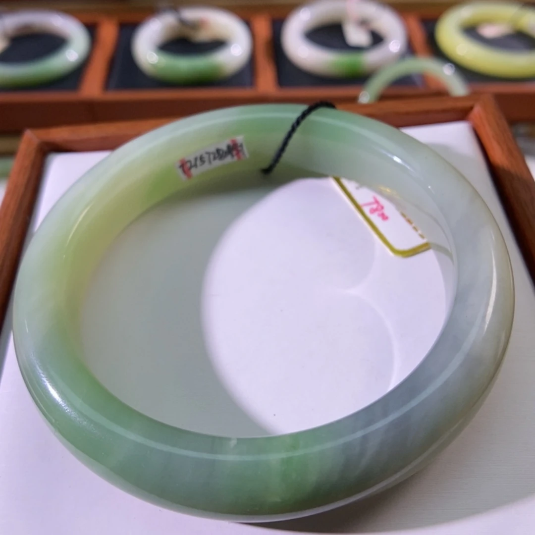 【闪购商品】未镶嵌手镯和田玉（翠青玉）