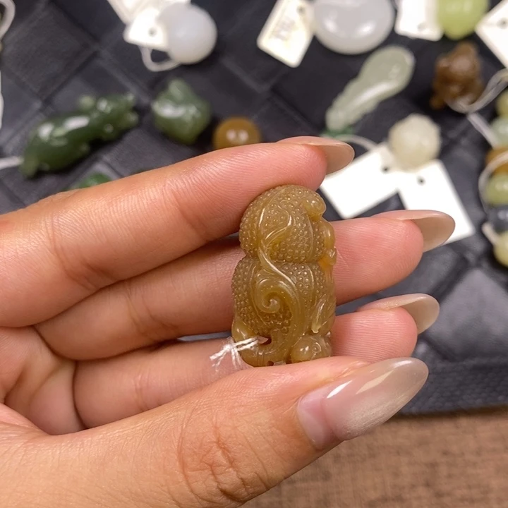 颈饰未镶嵌和田玉（糖玉）