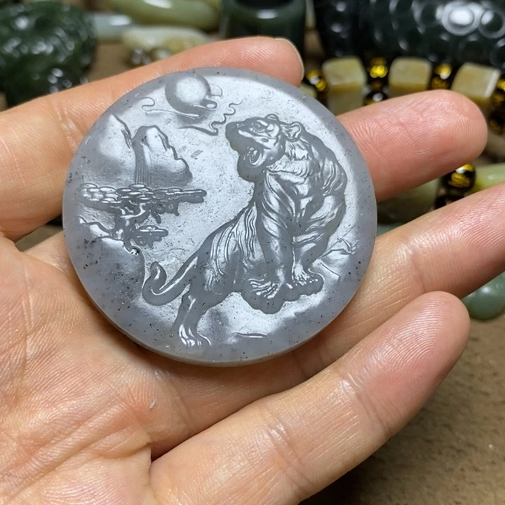 伊***e和田玉未镶嵌颈饰