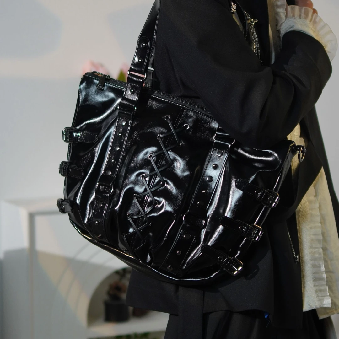 Moment hous小众设计辣妹潮流黑色磨砂大容量单肩斜挎饺子机车包