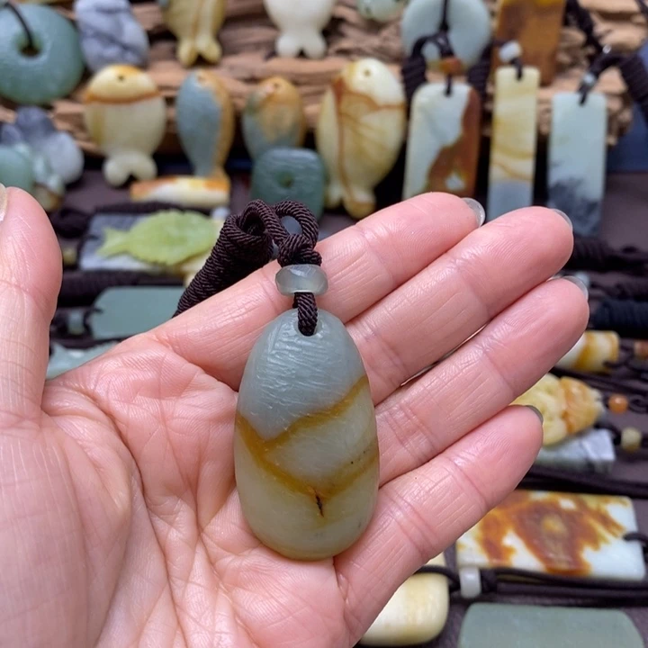 蛇纹石玉未镶嵌颈饰