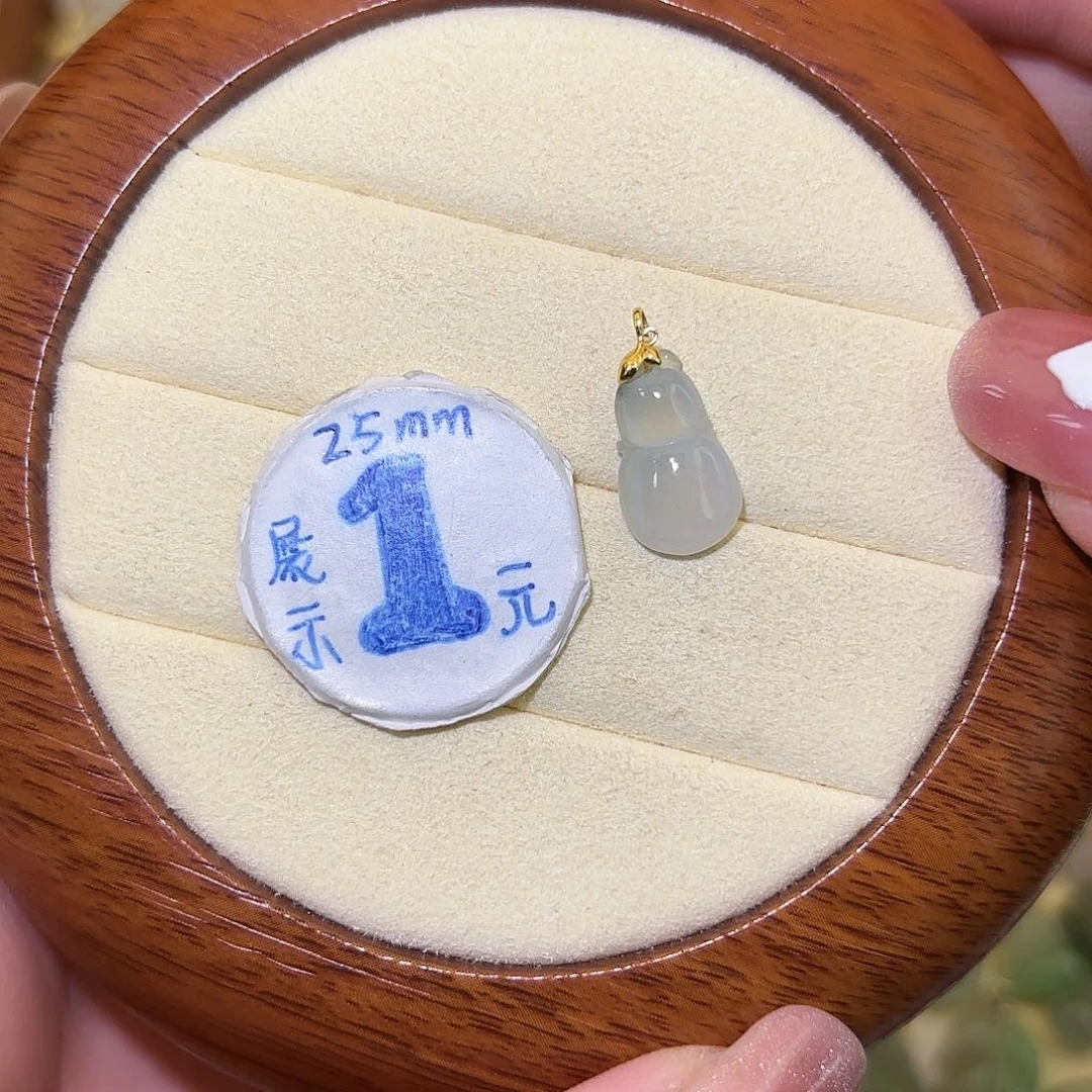 翡翠18K金镶嵌颈饰葫芦