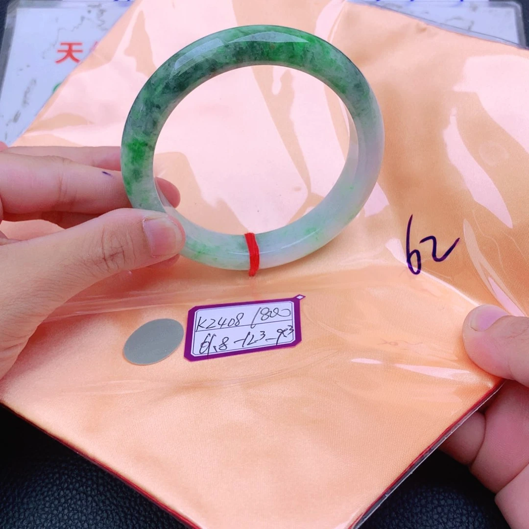 翡翠手镯未镶嵌翡翠