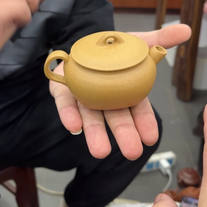 紫砂茶壶这几位朋友在这里做一