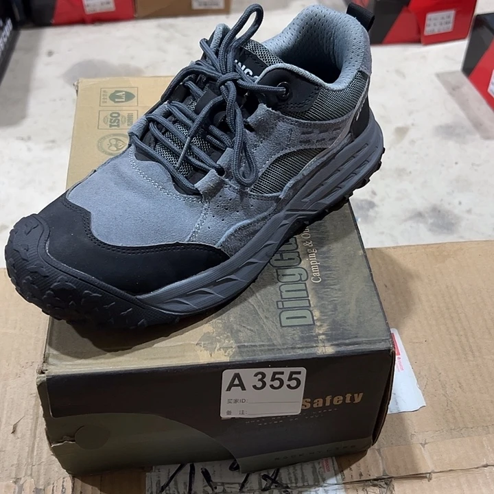 355号。42码防砸防刺劳保鞋。鞋底磨损介意勿拍