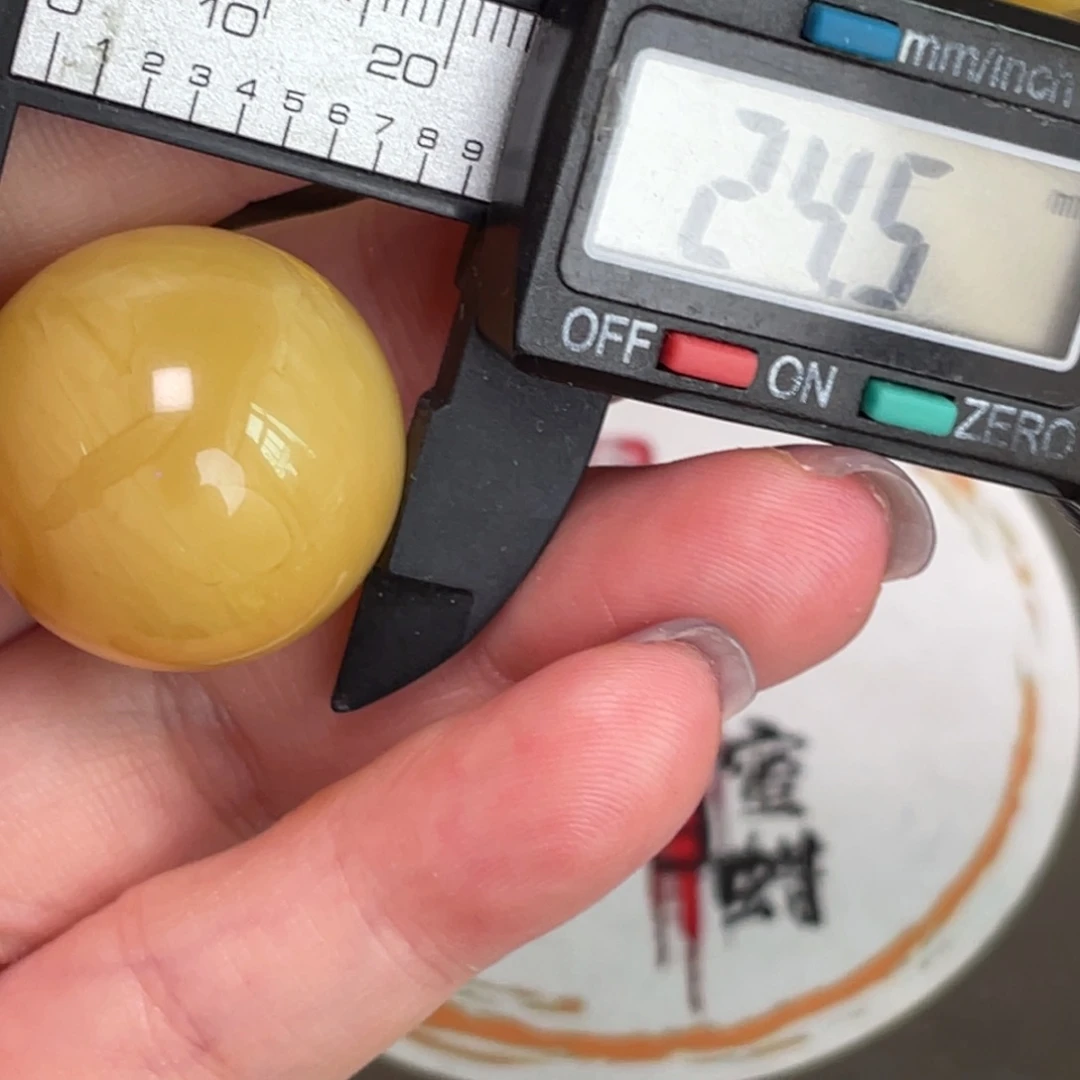 未镶嵌琥珀裸石微瑕82