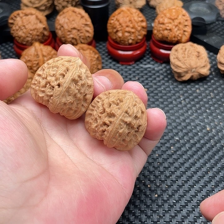 文玩核桃把件三角白