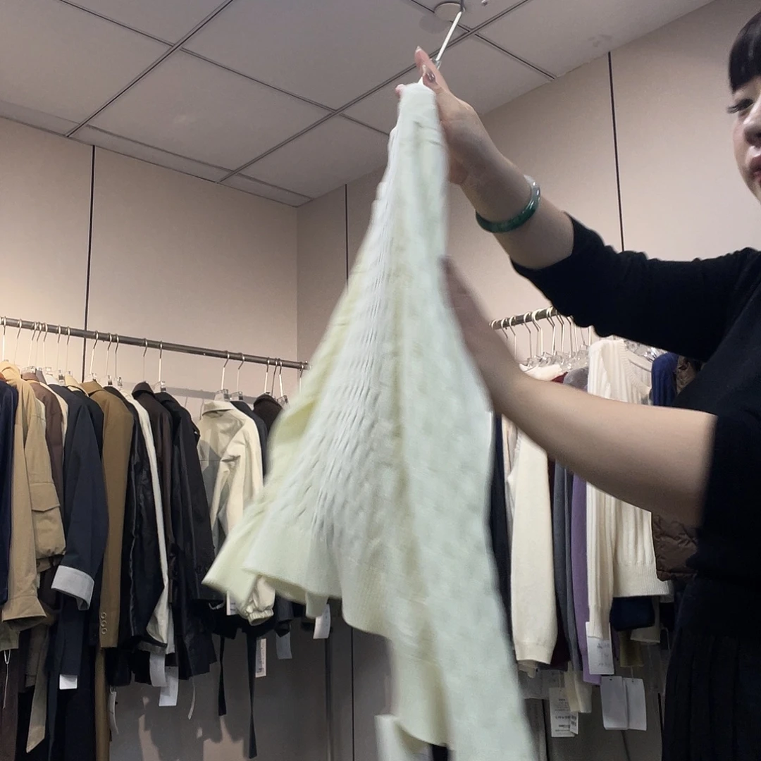 吉***久米白色百搭针织开衫