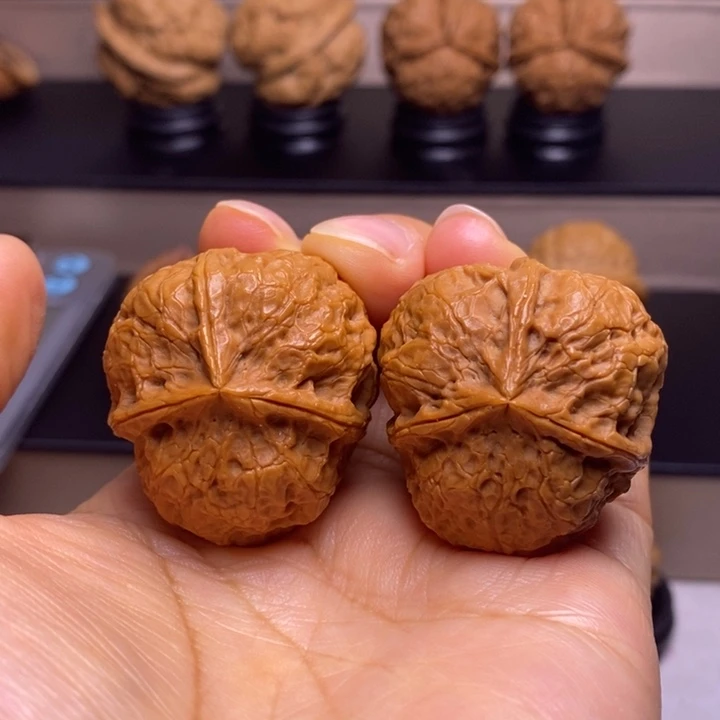 文玩核桃把件红宝石三楞21