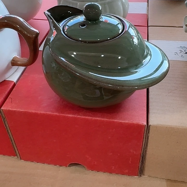 主人杯一个，瓷。品茗