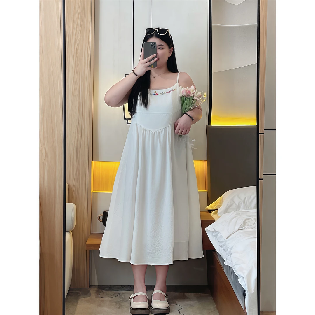 莓果派对 / 韩系白色刺绣设计气质吊带连衣裙15228花契200斤胖mm