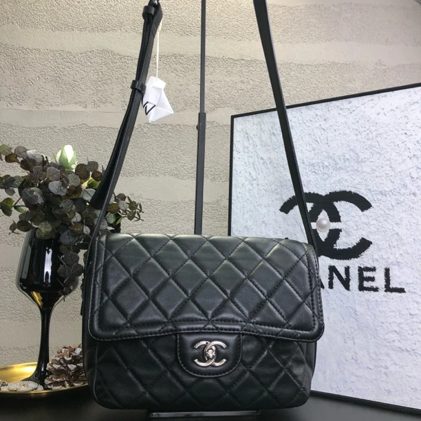 95新 Chanel/香奈儿 黑银cf季节款邮差斜挎包 底长25 24开带卡