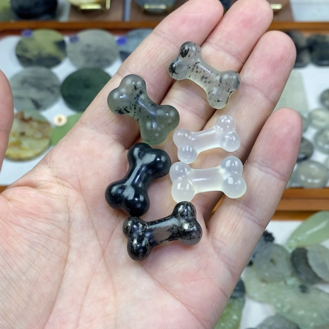 岫玉未镶嵌颈饰岫玉骨头吊坠多样性发其中之一