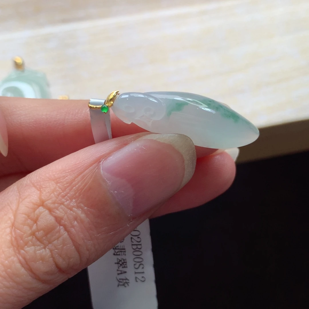 翡翠18K金镶嵌颈饰吊坠