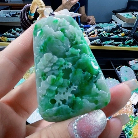 颈饰未镶嵌翡翠一个