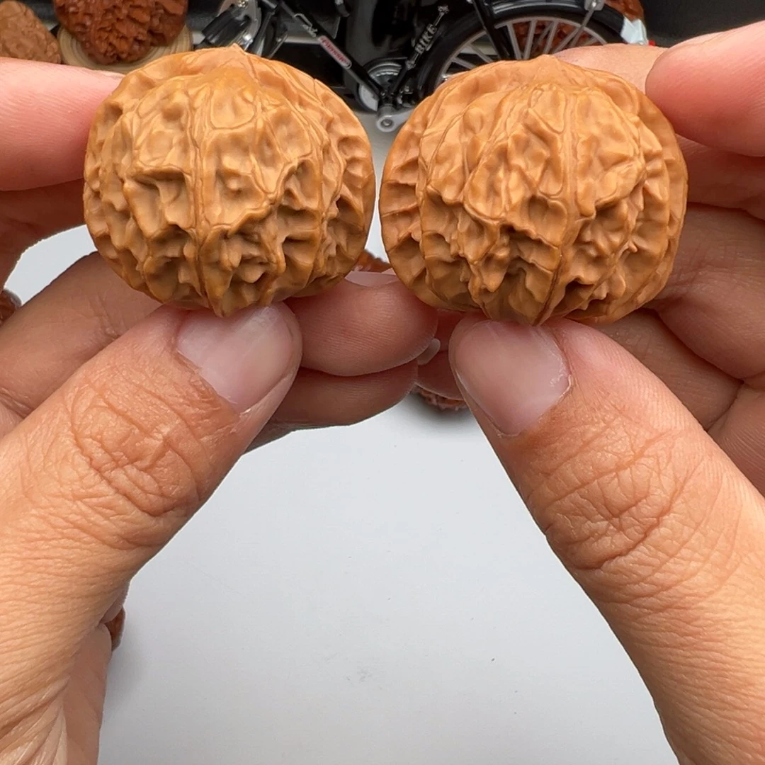 核桃文玩核桃天花板就是正红色皮