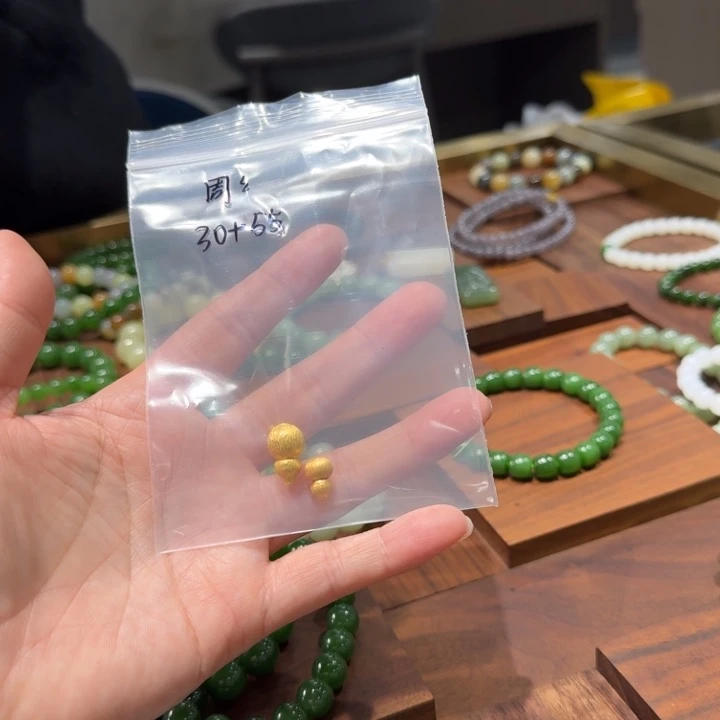 周***周和田玉未镶嵌颈饰