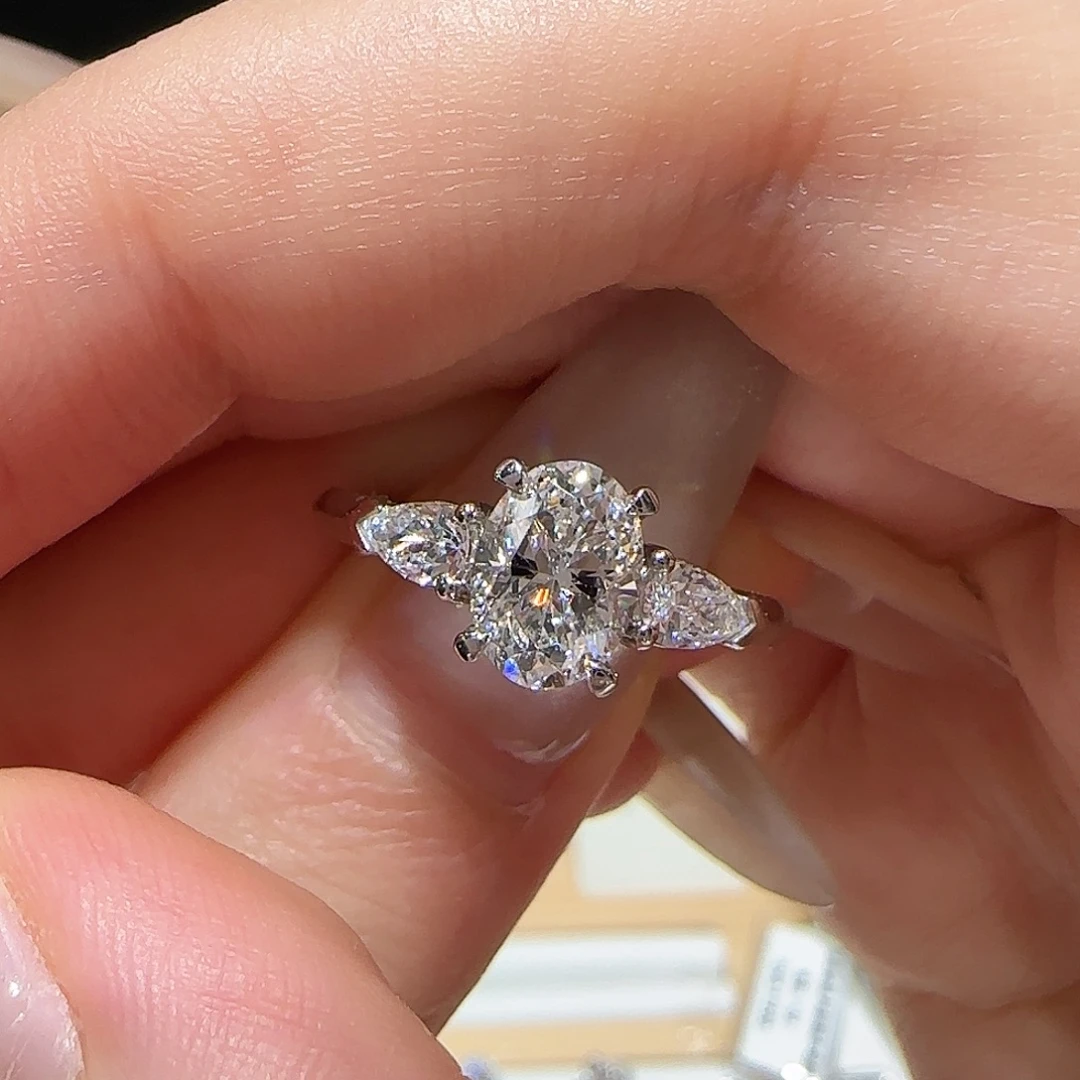 实验室培育钻石铂Pt950镶嵌1.1卡椭圆三石 16