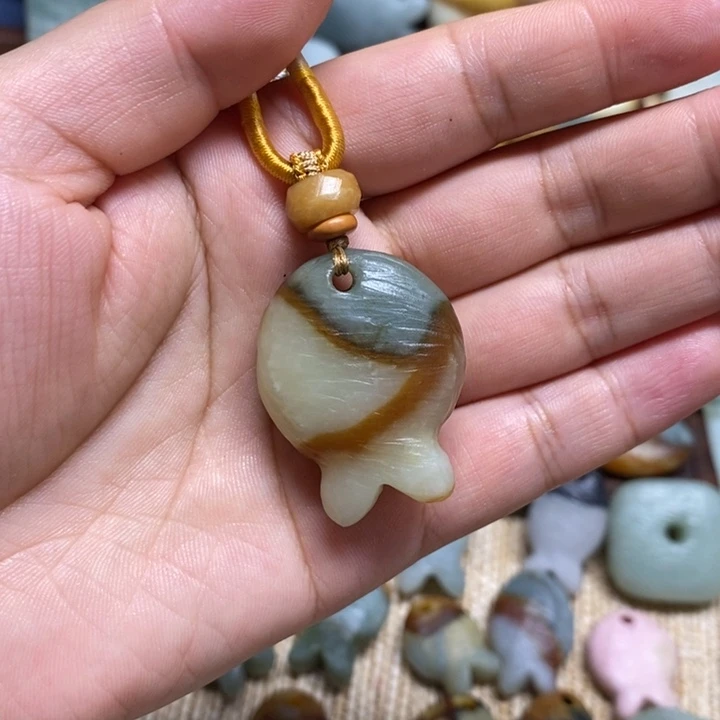 妞***宝蛇纹石玉未镶嵌颈饰