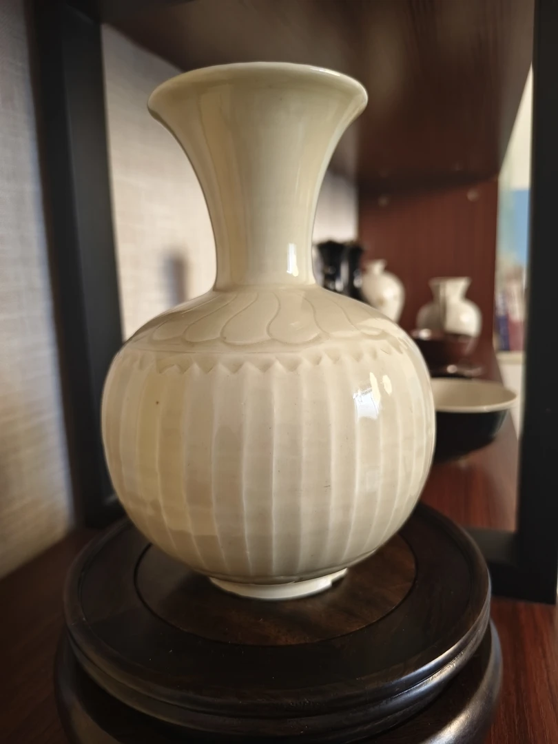 定窑白釉剔刻鱼藻纹直颈花口瓶