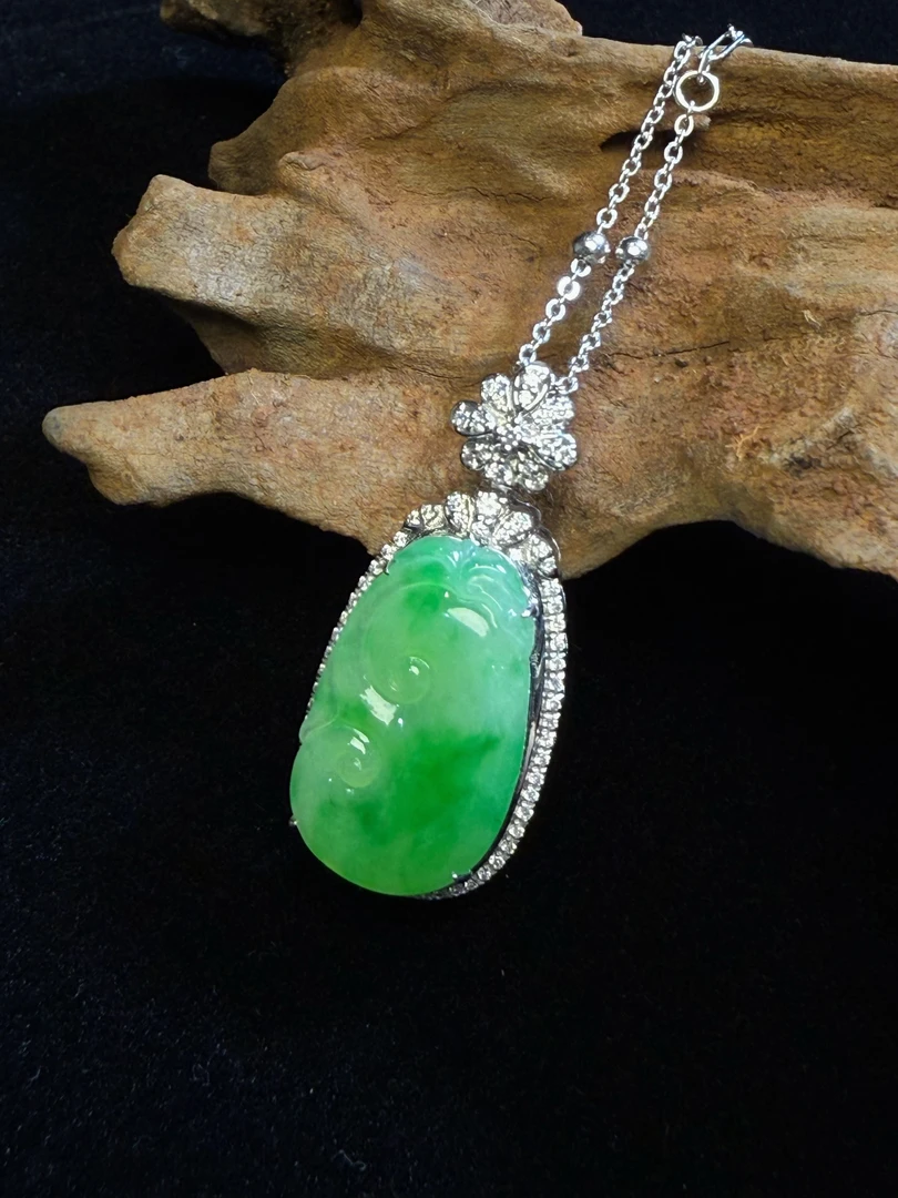 18K金镶缅甸翡翠吊坠