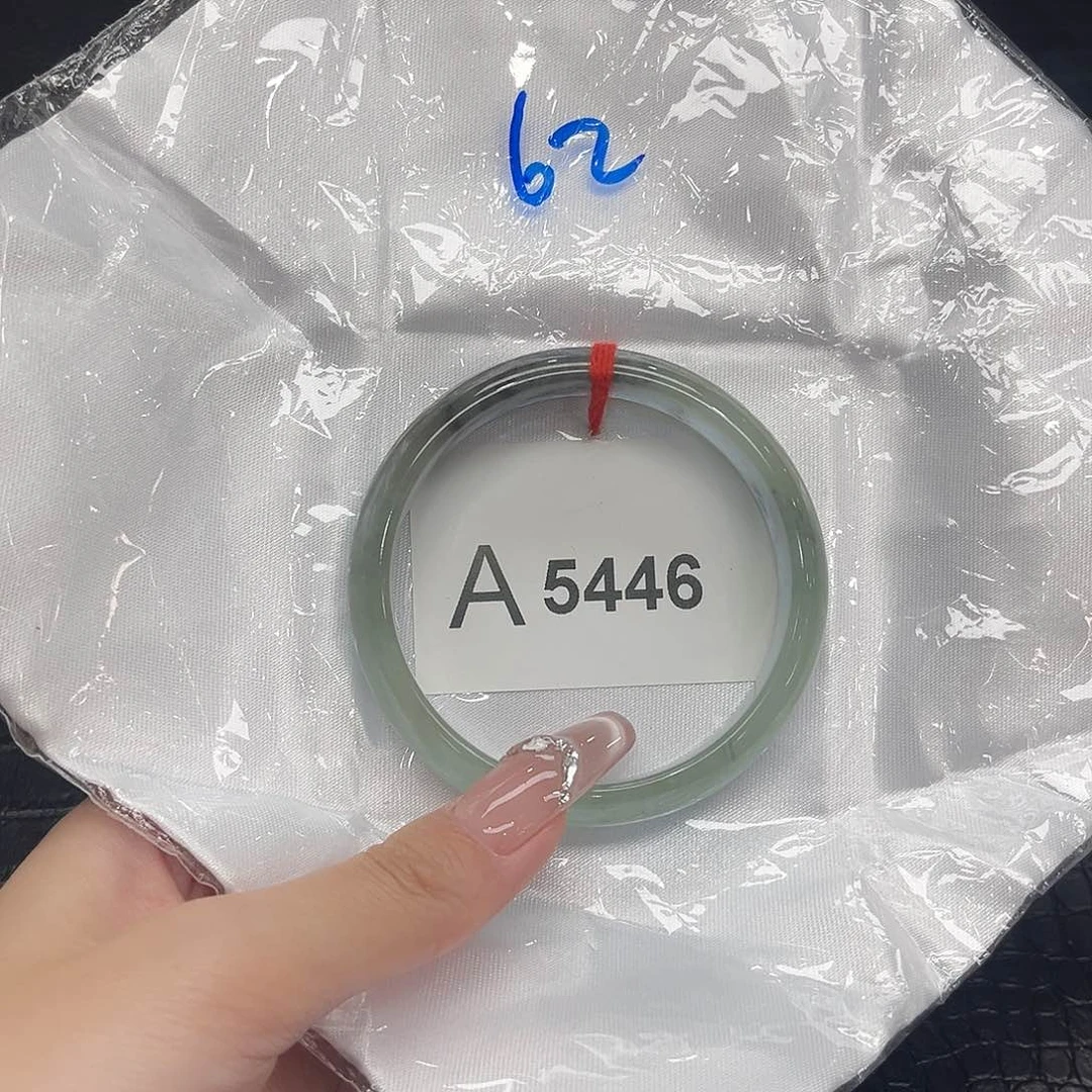 翡翠手镯未镶嵌默认瑕疵