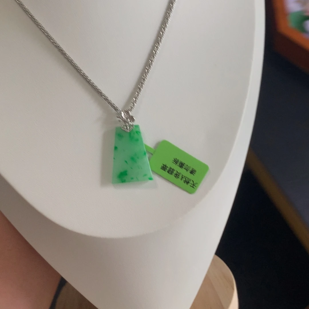 颈饰18K金镶嵌翡翠