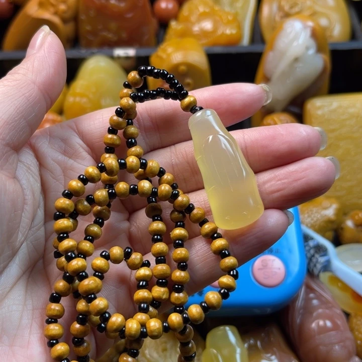 桂***人石英质玉未镶嵌颈饰