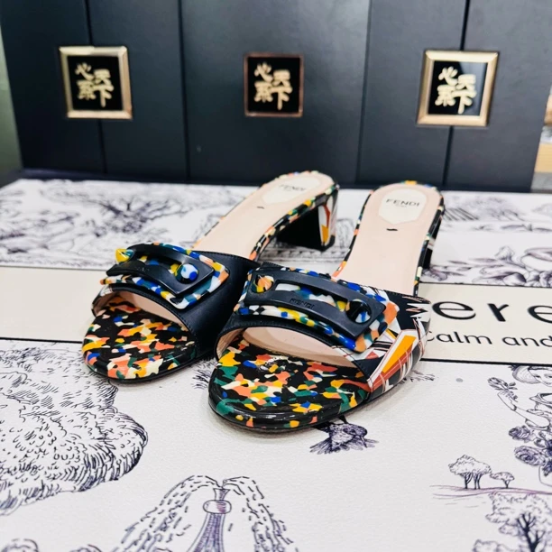 95新 FENDI/芬迪 秀款花色中跟凉鞋37码ysc0792