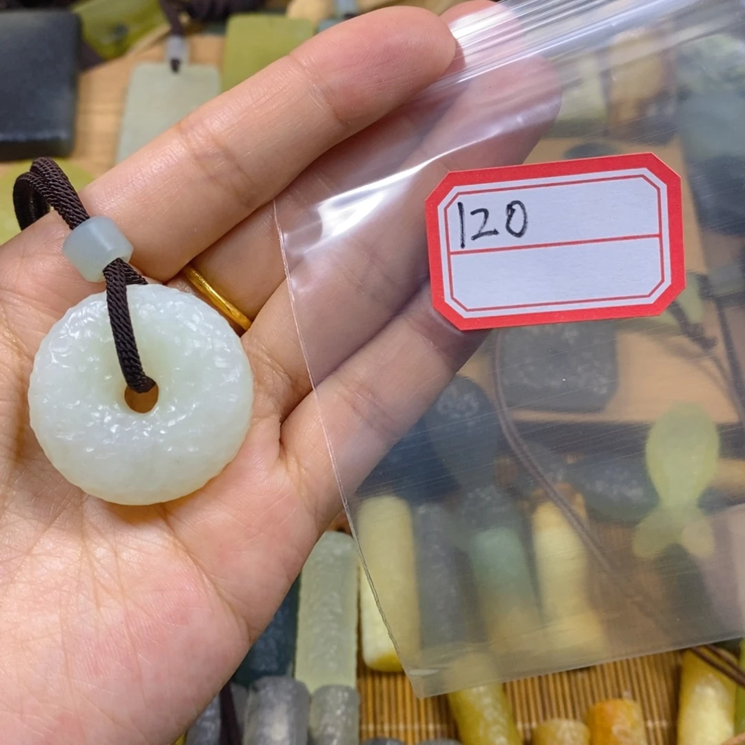蛇纹石玉未镶嵌颈饰陈*秋