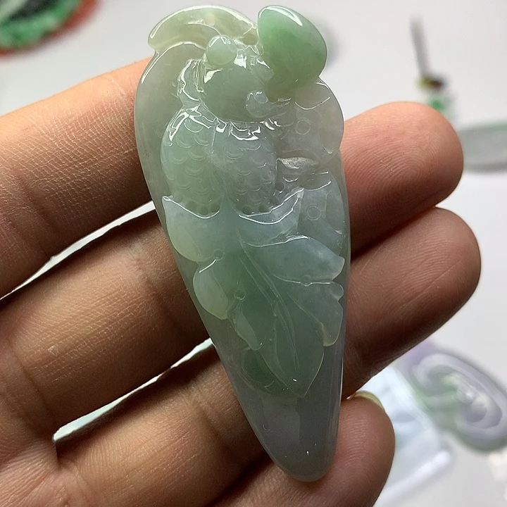 翡翠未镶嵌吊坠(赠链)
