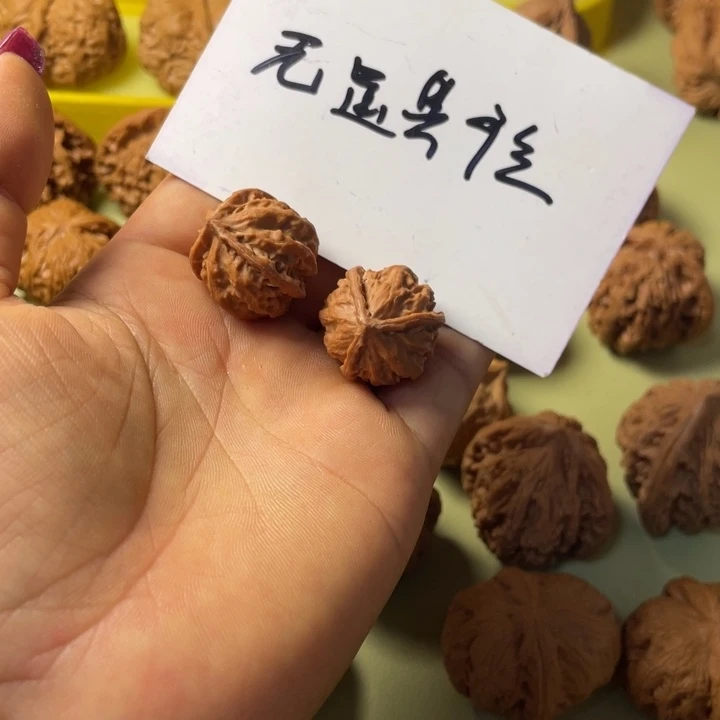 媛***r手把件雕刻核桃手捻三棱