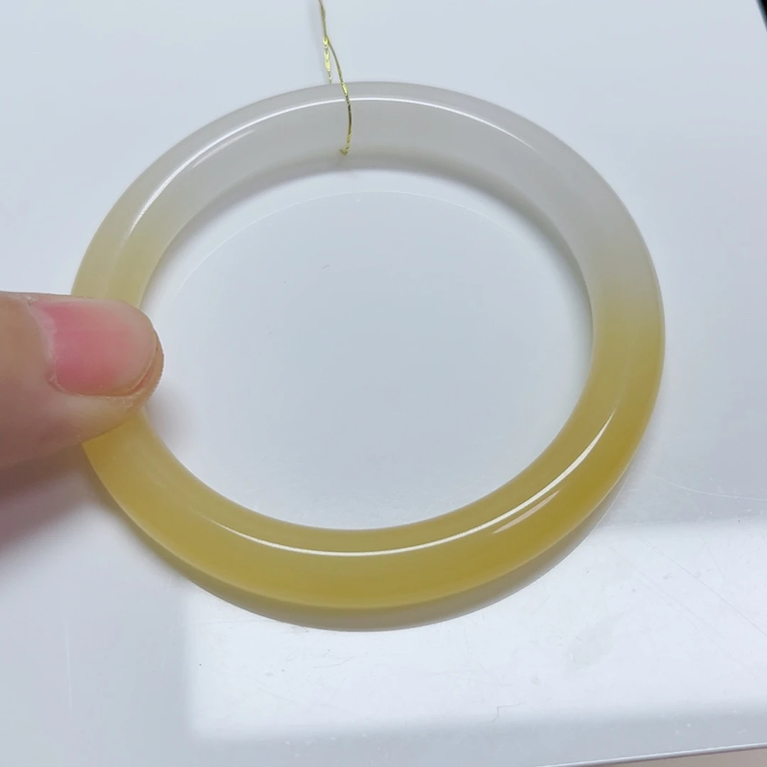 千***选石英质玉未镶嵌手镯