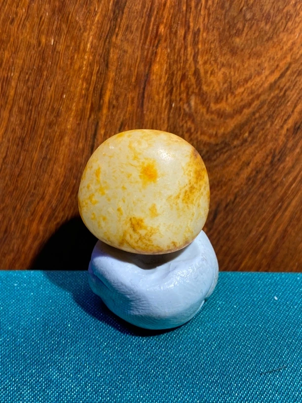 真皮无修，新疆和田玉，形状完整，肉质细腻，洒金皮带黑油皮，8.7克