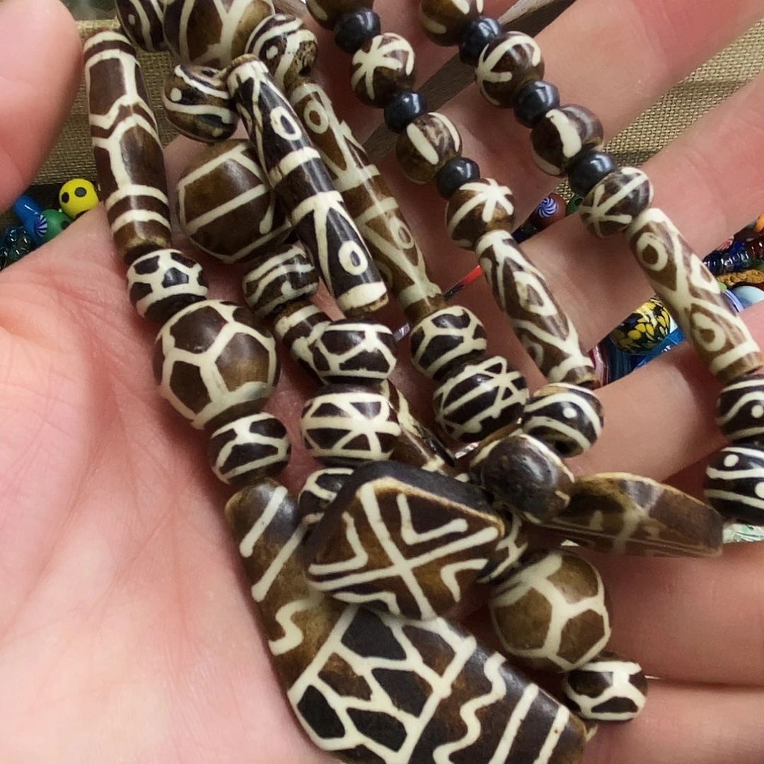 琉璃颈饰牛股帮迪克